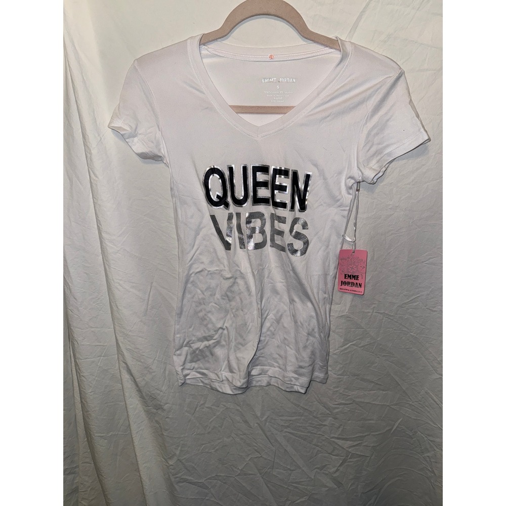 Emme Jordan Queen Vibes Graphic Tee White V-Neck Short Sleeve Shirt Small NWT